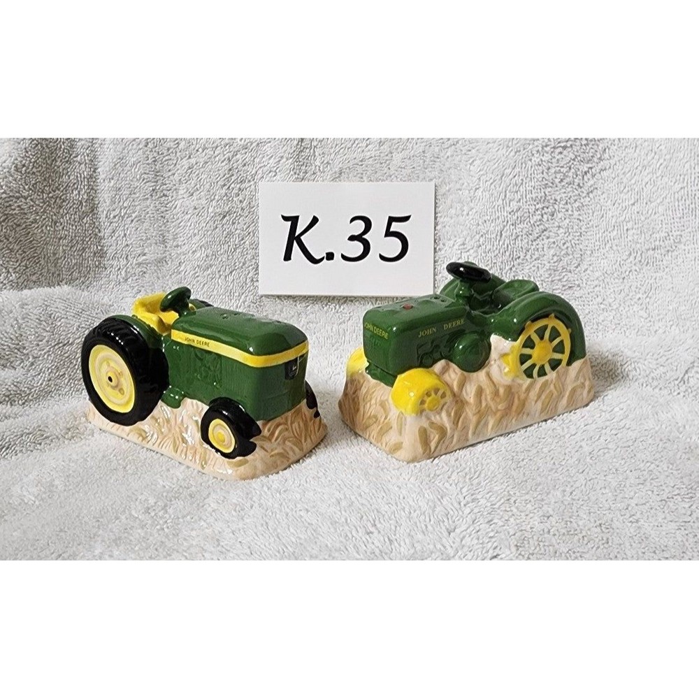 K.035- John Deere Tractor salt and pepper shakers